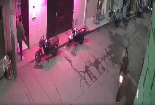 Momento en el que los agresores llegan en moto al lugar.