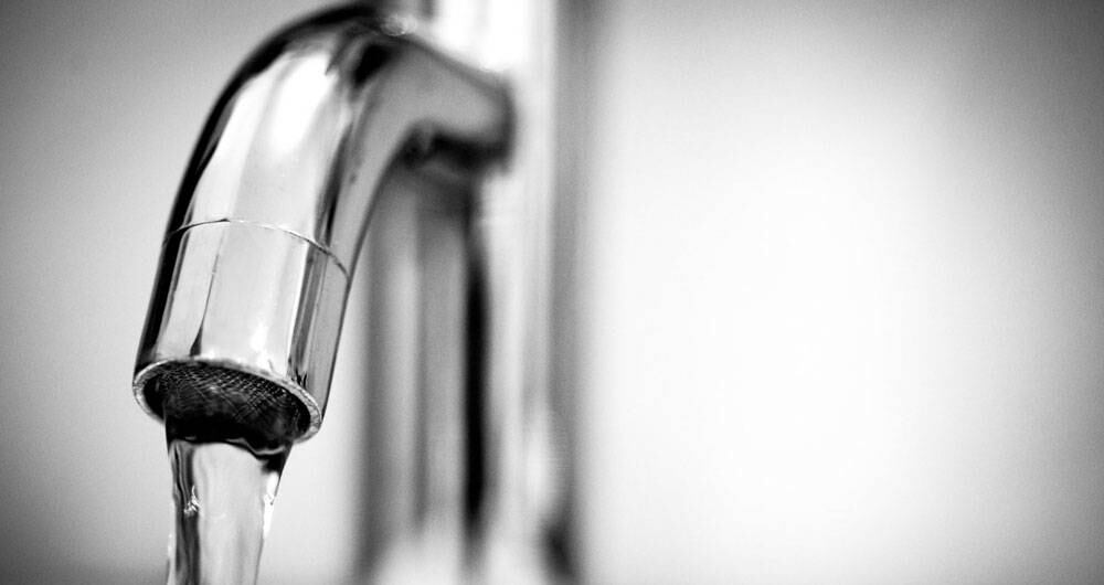 Cerrar la llave cuando no se está usando permite ahorrar agua. 