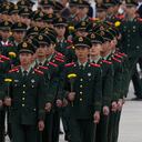 Una mujer con una flor camina junto a policías paramilitares mientras se dirigen a presentar sus respetos al Monumento a los Héroes del Pueblo durante una ceremonia para conmemorar el Día de los Mártires en la Plaza de Tiananmen en Beijing, el jueves 30 de septiembre de 2021. El presidente chino, Xi Jinping, presentó sus respetos en un solemne conmemoración el jueves por los que murieron en la lucha por establecer el gobierno del Partido Comunista, ya que lidera una campaña nacional para reforzar el patriotismo y la autoridad de un solo partido. Foto AP / Andy Wong