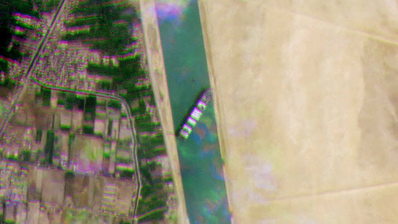 Una imagen satelital muestra cómo quedó en el Canal de suez el Ever Given, uno de los mayores buques portacontenedores del mundo