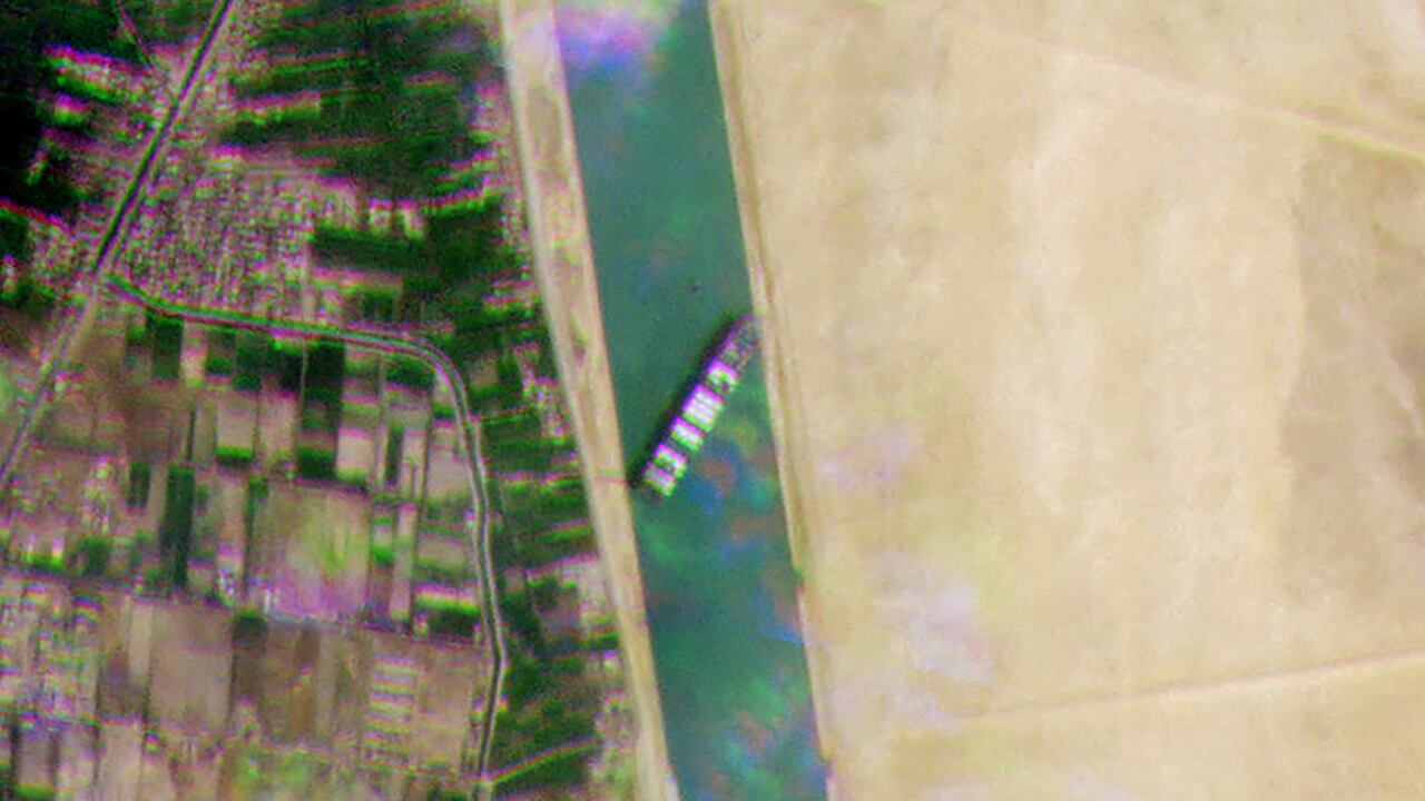 Una imagen satelital muestra cómo quedó en el Canal de suez el Ever Given, uno de los mayores buques portacontenedores del mundo