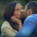 El primer beso apasionado entre los personajes que interpretan Paola Turbay y Sebastián Carvajal, en Ana de Nadie, una arquitecta y un periodista.