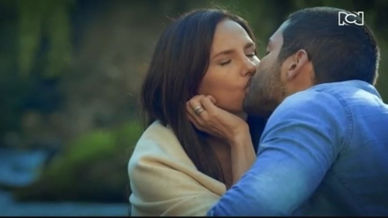 El primer beso apasionado entre los personajes que interpretan Paola Turbay y Sebastián Carvajal, en 'Ana de Nadie'.