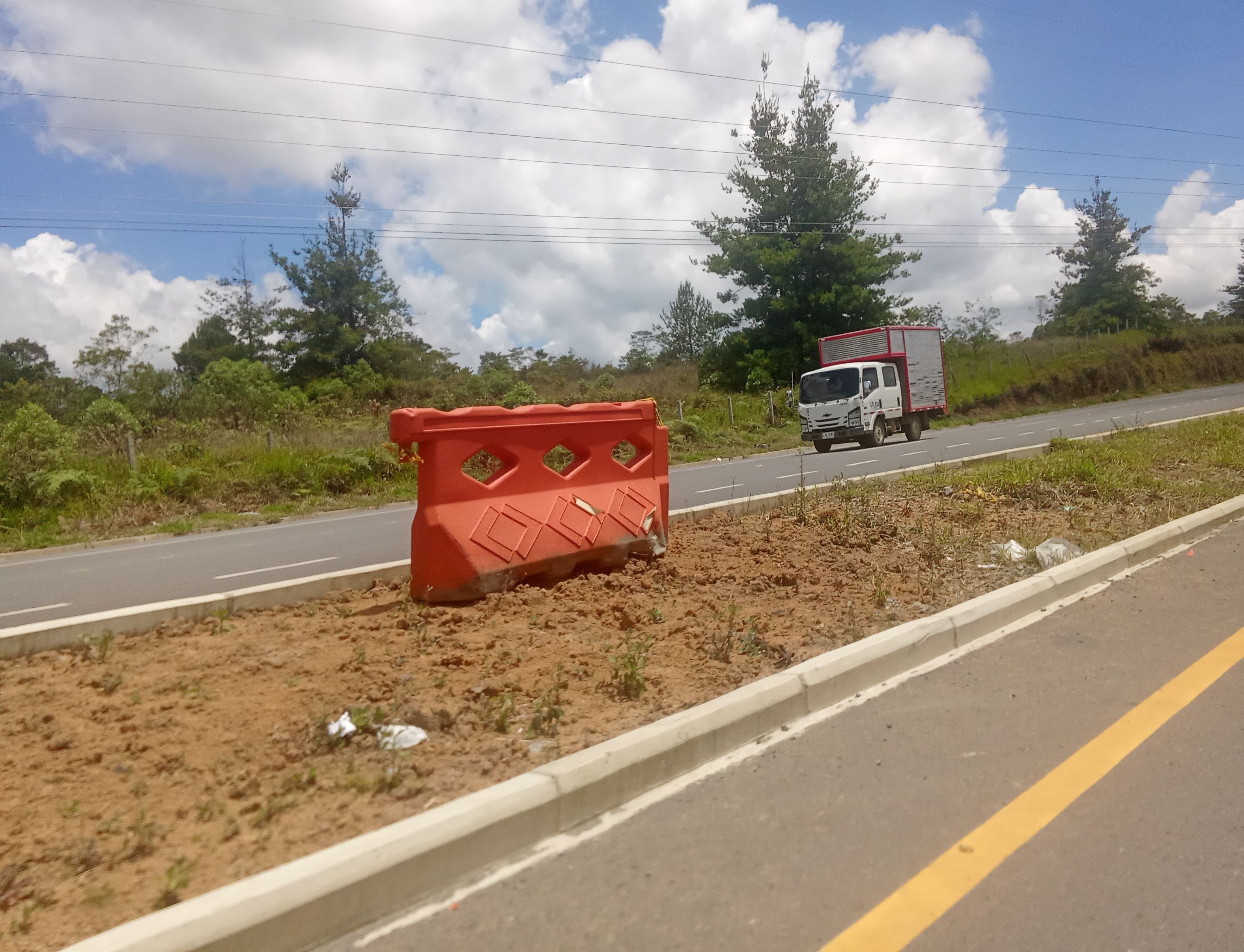 La vía Panamericana que conecta Cali con Popayán es uno de los corredores más importantes del suroccidente del país, clave para la movilidad de pasajeros y el transporte de mercancías. Sin embargo, en los últimos días ha sido escenario de hechos de inseguridad, como la instalación de retenes ilegales por parte de grupos armados, que han generado temor entre los viajeros y afectaciones en el tránsito. Las autoridades mantienen operativos en la zona para garantizar la seguridad y restablecer la normalidad en este importante eje vial.