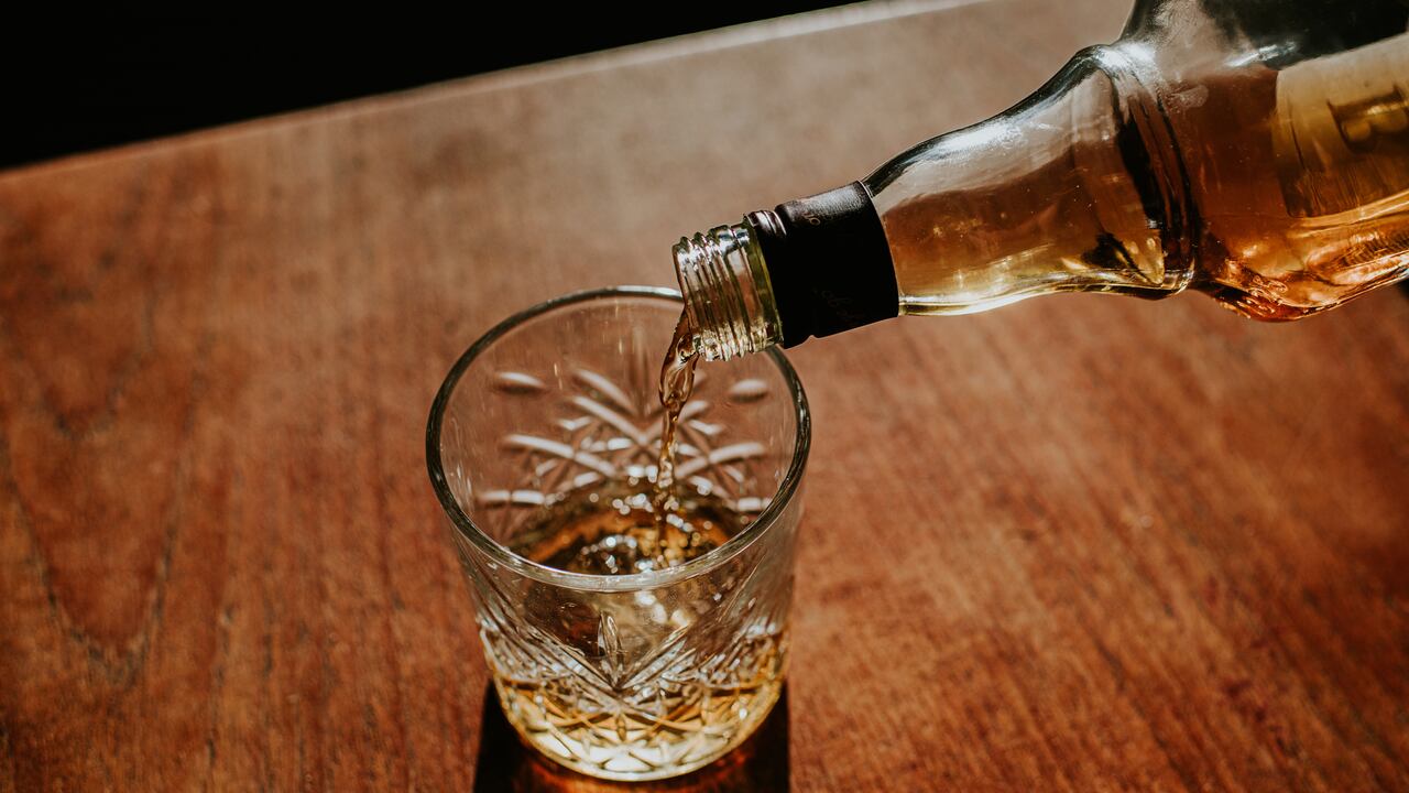 El licor adulterado es una amenaza que se presenta en la temporada de las fiestas de fin de año.