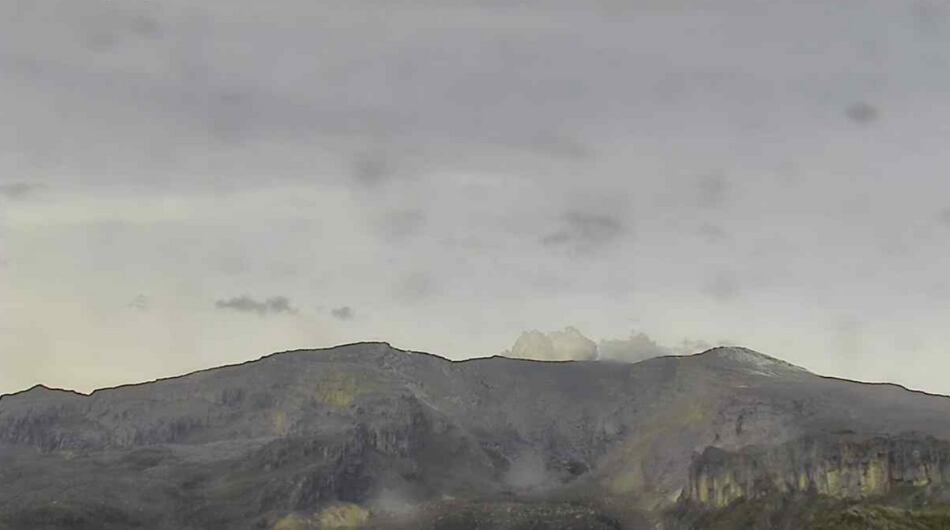 Panorámica del volcán Nevado del Ruiz desde el Cañón de Azufrado.