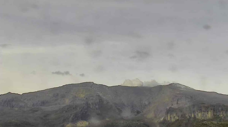 Panorámica del volcán Nevado del Ruiz desde el Cañón de Azufrado.