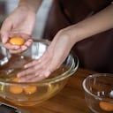 Hay trucos que facilitan la separación de la yema de la clara del huevo.