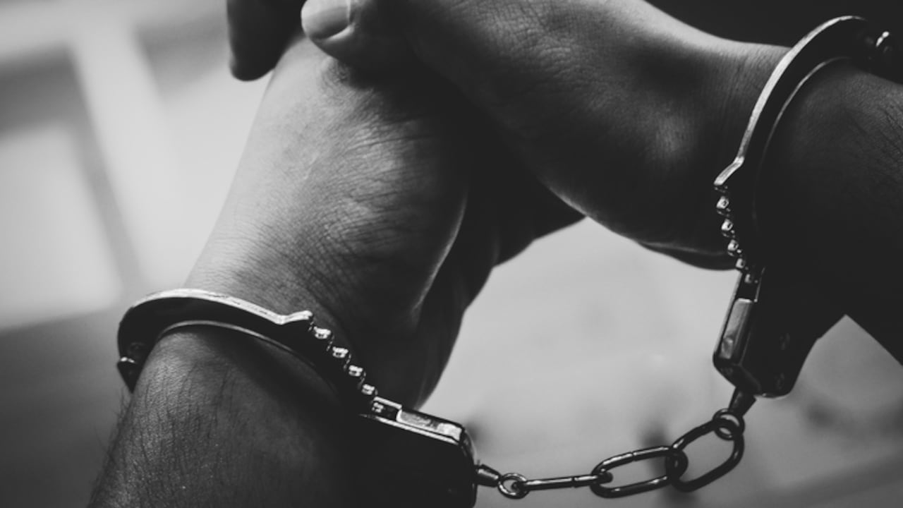 Skerritt, de 34 años, de Boston, fue arrestado el domingo y acusado de un delito de distribución de drogas relacionado con el fentanilo,