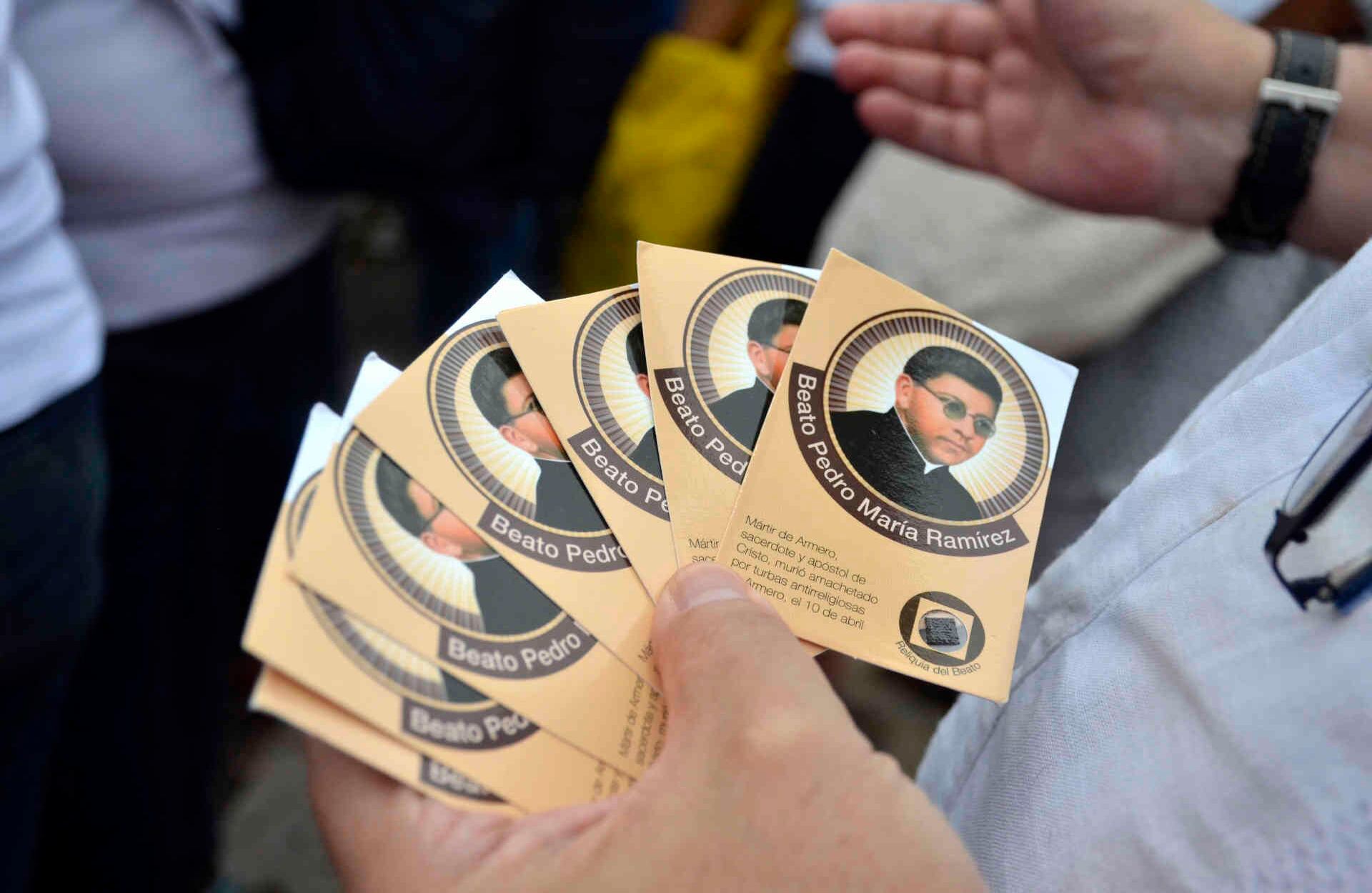 Estampas del beato Pedro Esteban Ramírez. Foto: Diana Rey// SEMANA. 