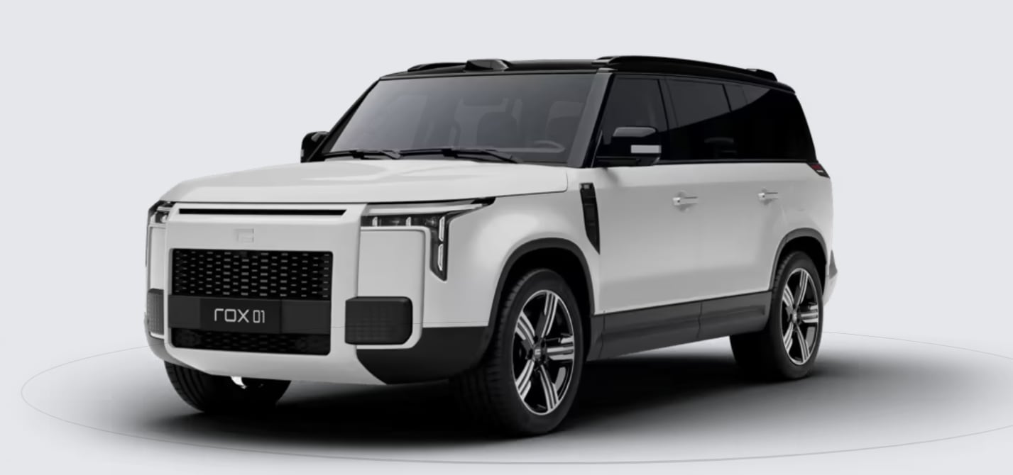 La nueva SUV híbrida ROX01 incorpora una cocina integrada, mesa abatible y tomas de corriente, características pensadas para actividades al aire libre.