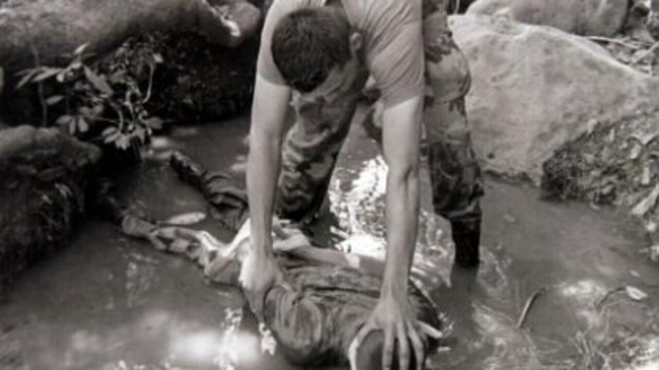 Un grupo de investigadores documentó fotográficamente las torturas. LLevaron nuevamente hasta el lugar de los hechos, el Centro de Instrucción y Entrenamiento de Piedras, a los torturadores y a los soldados torturados.