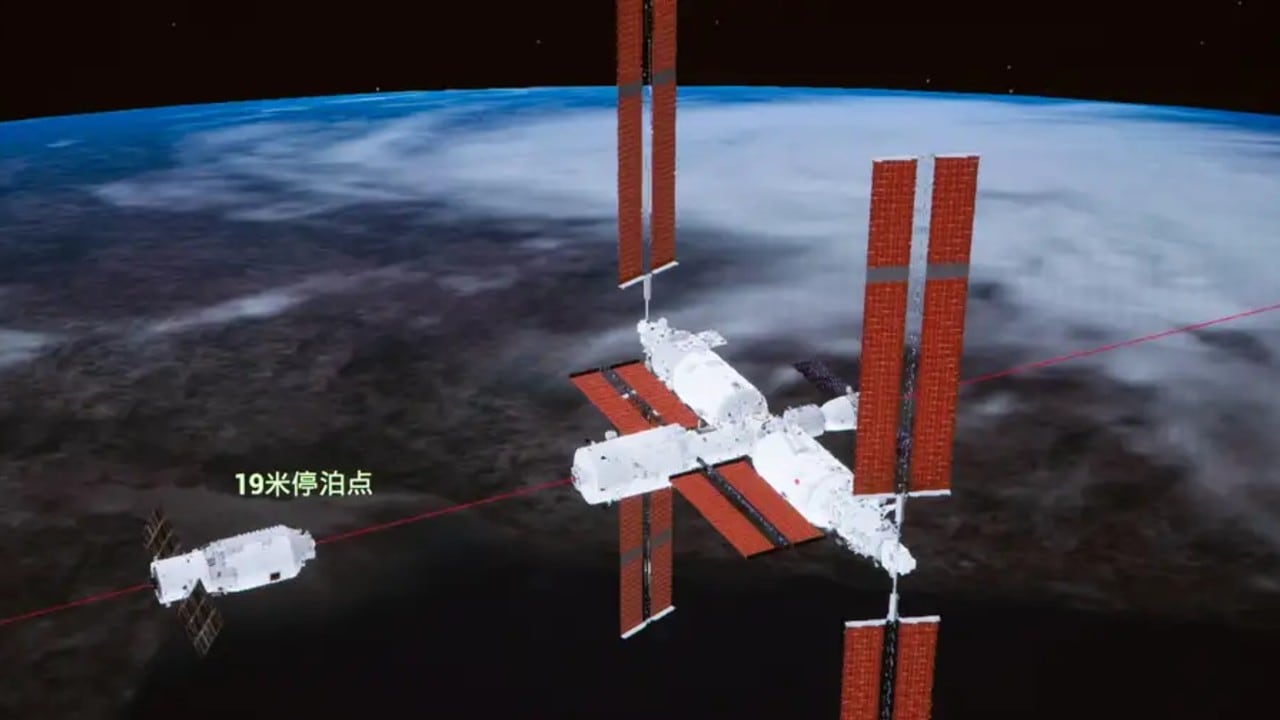 La estación espacial china Tiangong recibe tanto a misiones tripuladas como a cápsulas de carga. La imagen simula el acoplamiento de la Tianzhou-8.