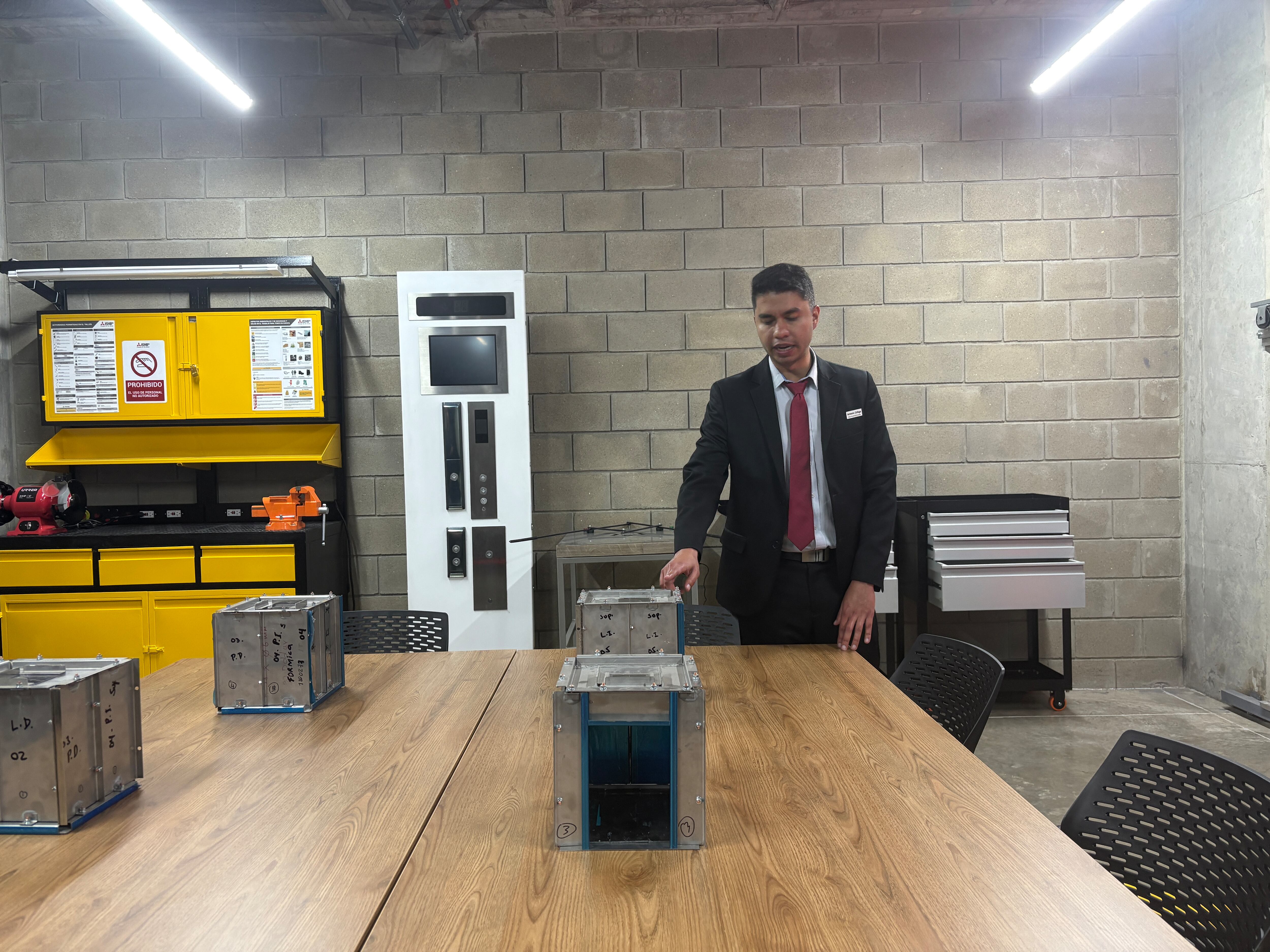 Simuladores de Ascensores para proceso de reparación.