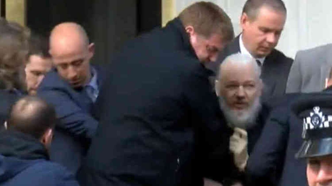 Julian Assange sale de la embajada de Ecuador en Londres, evidentemente deteriorado físicamente.