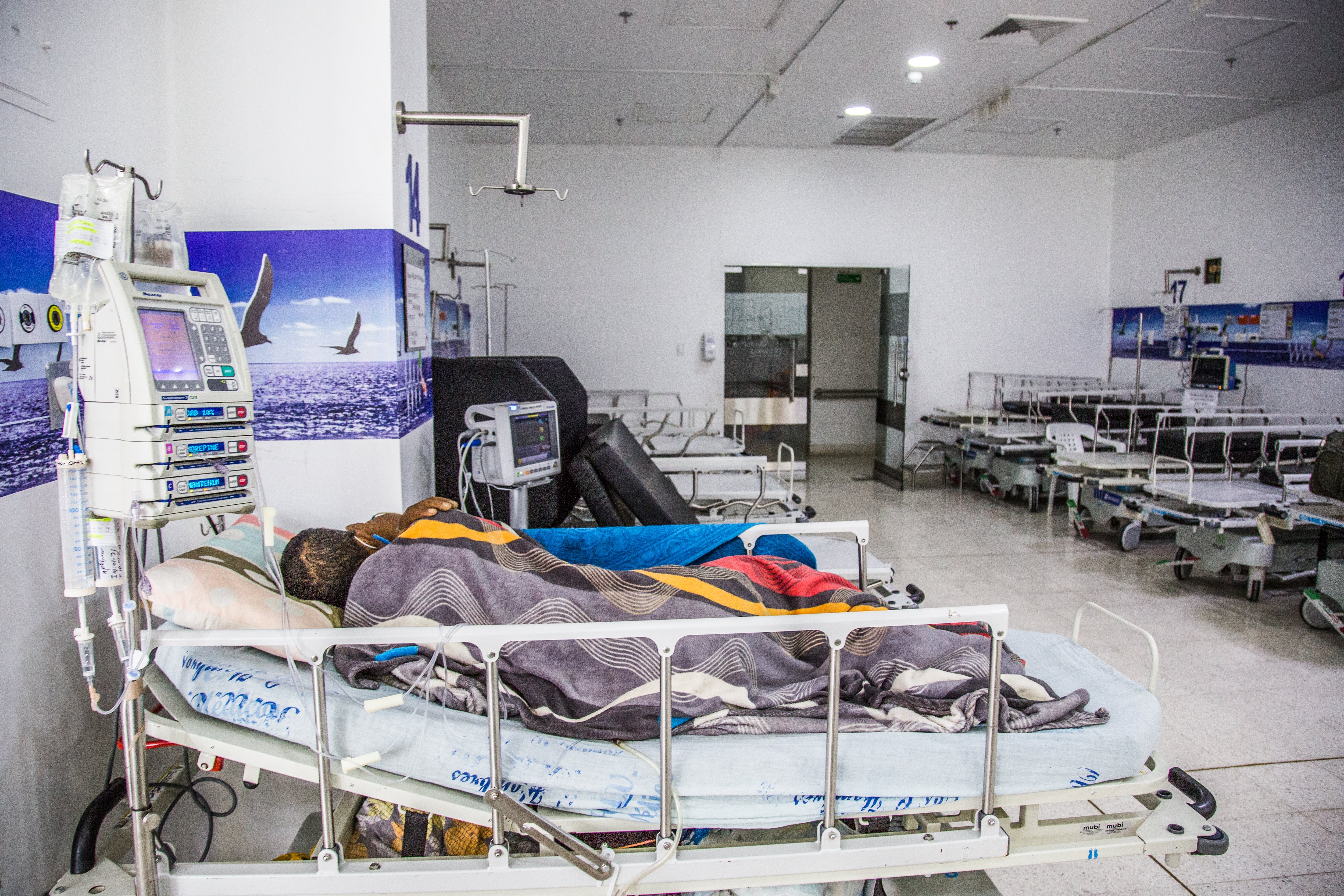El principal -y más grande- hospital público del suroccidente de Colombia resiste con poco espacio en sus camas UCI para atender el alto número de pacientes covid que necesitan ventilación mecánica.