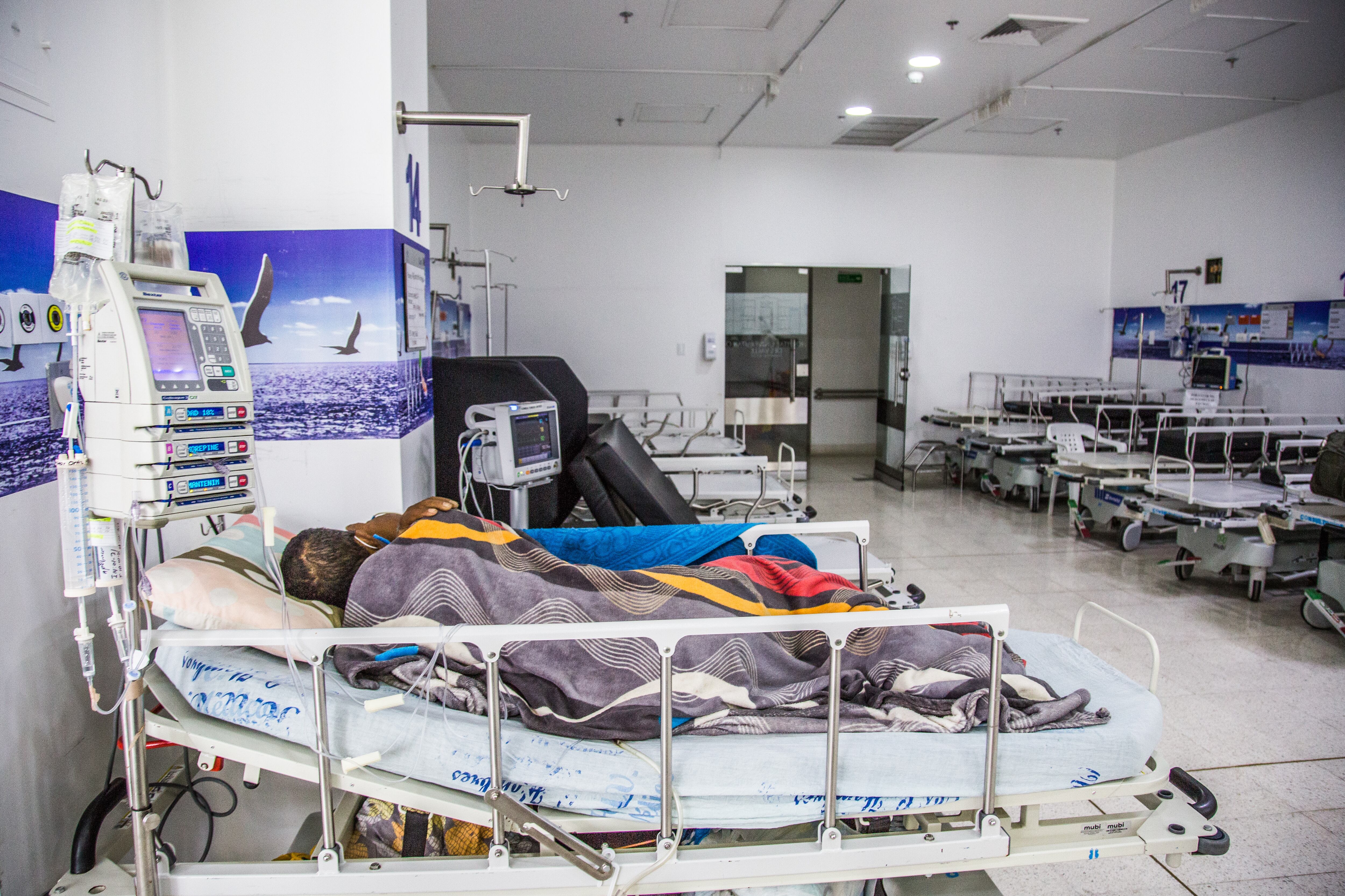El principal -y más grande- hospital público del suroccidente de Colombia resiste con poco espacio en sus camas UCI para atender el alto número de pacientes covid que necesitan ventilación mecánica.