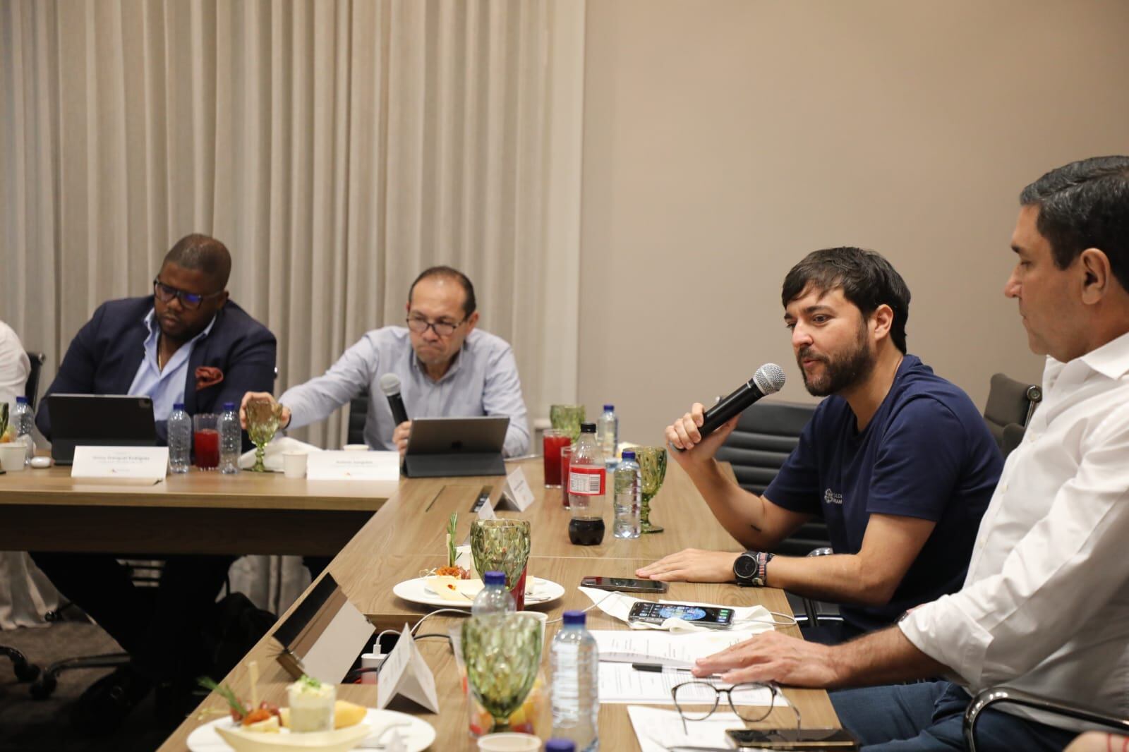 Alcalde de  barranquilla, Jaime Pumarejo, participó en la reunión.
