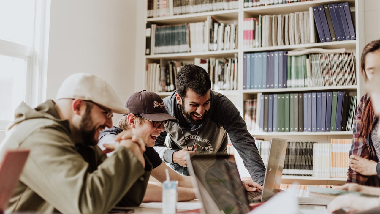 Jóvenes estudiantes buscan empleo en otros países.