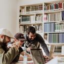 Jóvenes estudiantes buscan empleo en otros países.