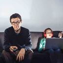 Ver televisión y practicar videojuegos perjudican académicamente a un niño.