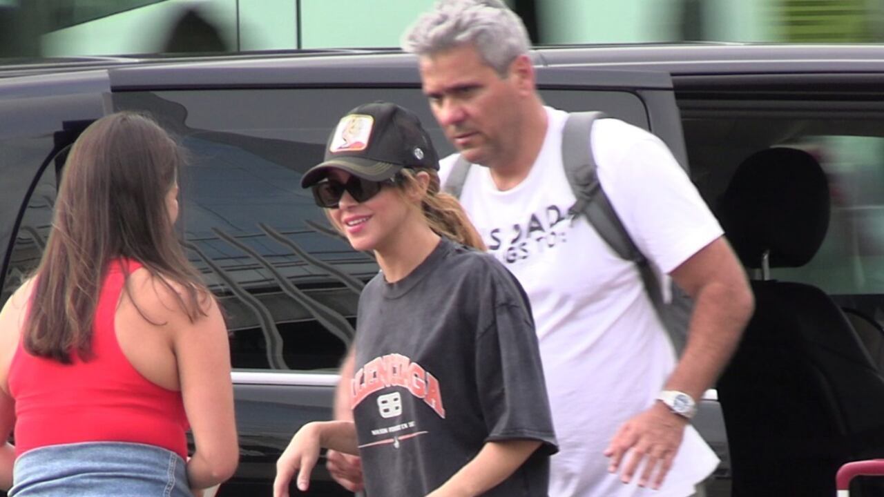 Shakira de regreso a Barcelona con presencia de su hermano Tonino.