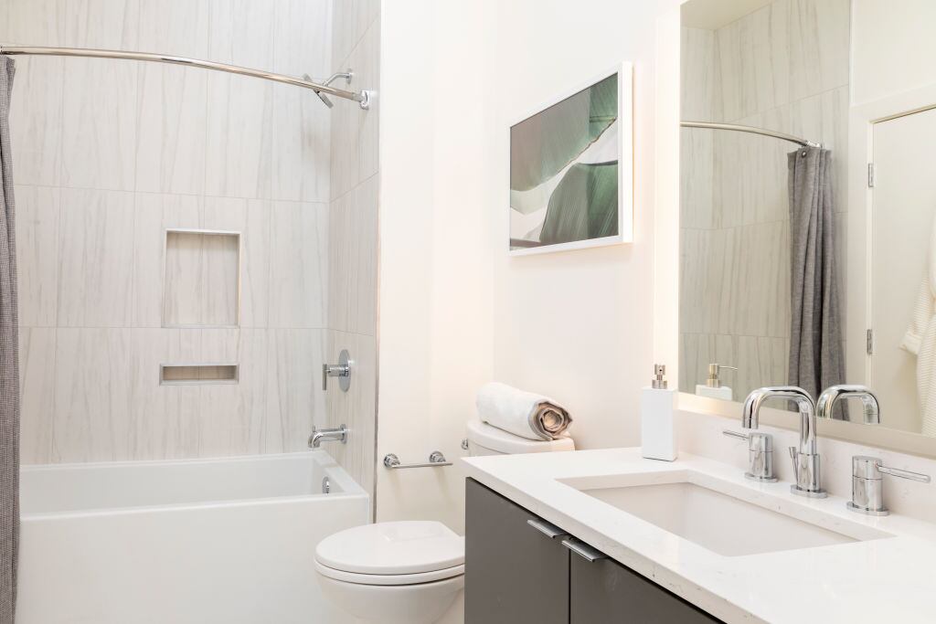 Baño en el modelo 204 en Braystone el 11 de julio de 2023 en Alexandria Virginia. (Foto de Benjamin C Tankersley/Para The Washington Post vía Getty Images)