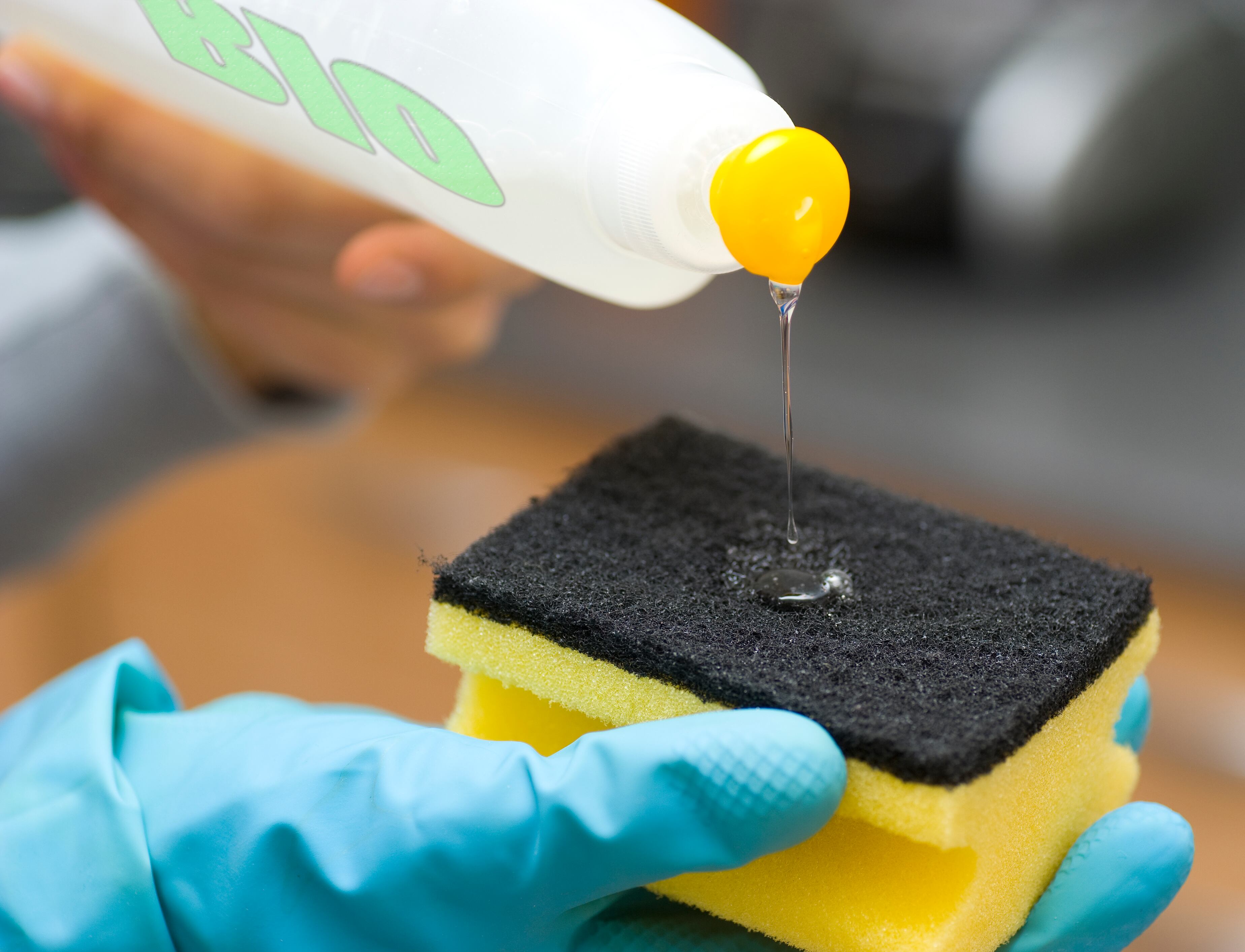 La esponja puede acumular bacterias y suciedad con el uso frecuente.