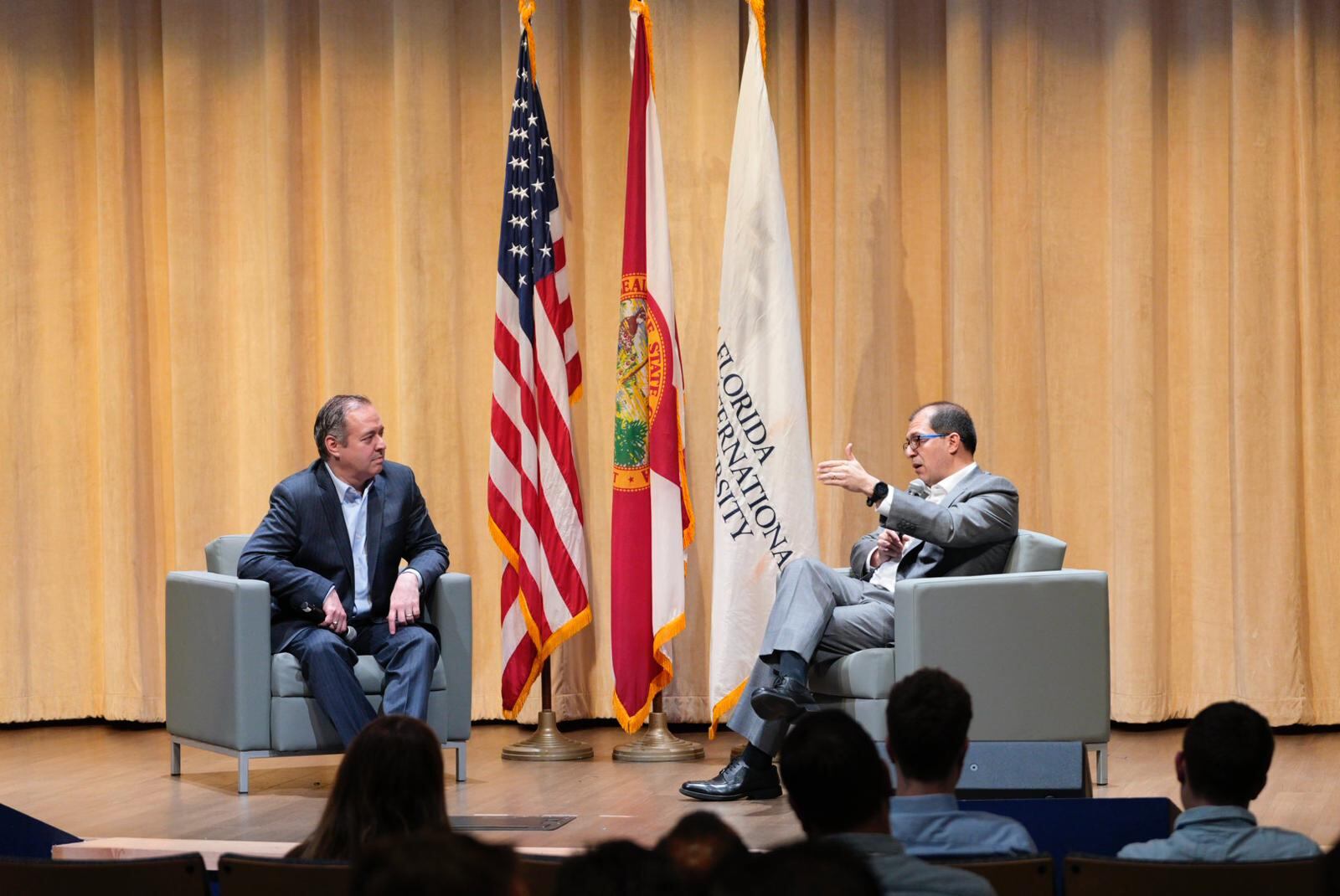 El exfuncionario público asistió a la Universidad Internacional de la Florida