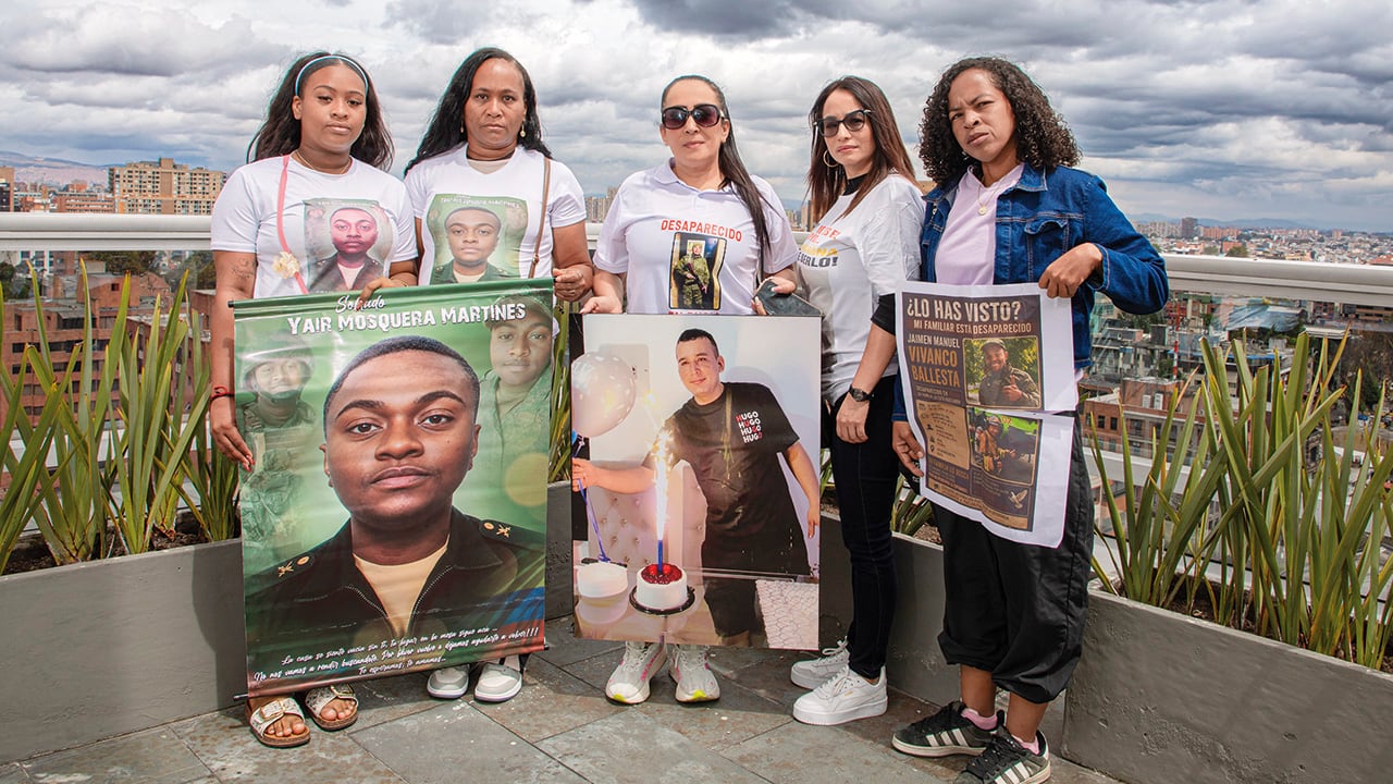 En las imágenes, las familias que buscan a sus parientes desaparecidos desde Bogotá y los contratos que firmaron los hombres cuando aterrizaron en Rusia.