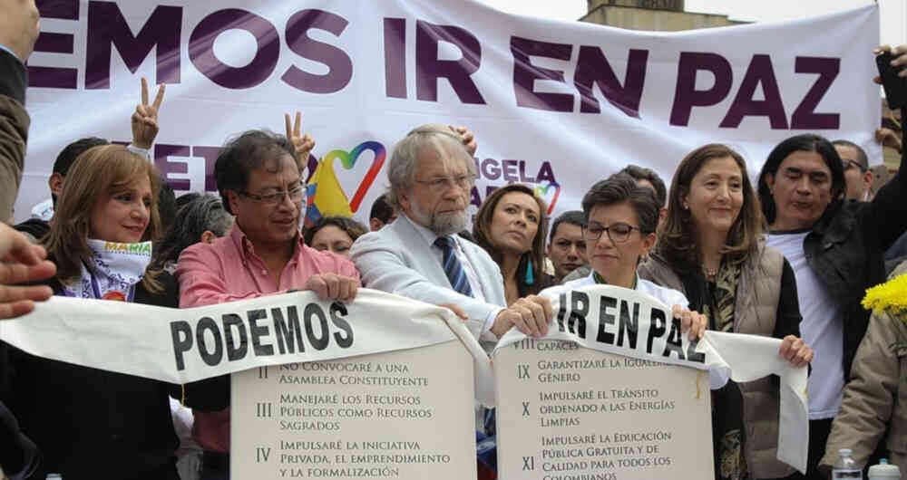 El entonces candidato presidencial, Gustavo Petro, con los "mandamientos" que se comprometió a respetar