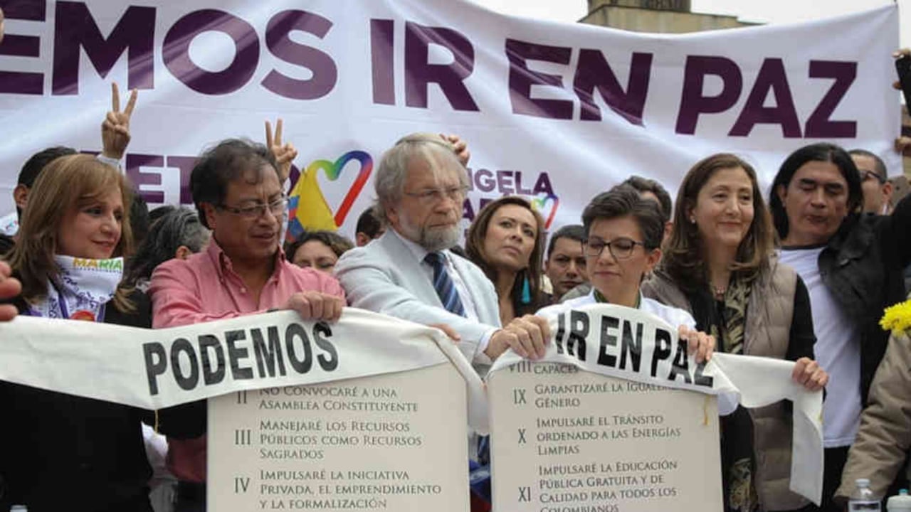 El entonces candidato presidencial Gustavo Petro, el 9 de junio de 2018, con los mandamientos que se comprometió a respetar