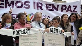 El entonces candidato presidencial Gustavo Petro, el 9 de junio de 2018, con los mandamientos que se comprometió a respetar