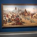 Un hombre emiratí, con una máscara protectora debido a la pandemia de COVID-19, visita el Museo de Arte de Sharjah el 24 de agosto de 2020. - Desde creaciones que representan el asesinato de palestinos hasta la vida cotidiana de quienes vivían en la ciudad vieja de Sanaa en Yemen, pinturas de artistas árabes cobran vida en el emirato de Sharjah en el Golfo. Sharjah es uno de los siete emiratos que conforman los Emiratos Árabes Unidos, cuya capital, Abu Dhabi, y el libre Dubai son más conocidos por sus hoteles ultra lujosos, mega centros comerciales y eventos globales. En los últimos años, los Emiratos Árabes Unidos han invertido enormes sumas en la cultura, incluido el Louvre Abu Dhabi, una sucursal del museo de París que se inauguró en 2017 (Foto de Karim SAHIB / AFP).