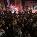 Los manifestantes se reúnen frente al ayuntamiento y se enfrentan a la policía durante una manifestación para exigir la dimisión del presidente regional de Valencia, Carlos Mazón, en Valencia el 9 de noviembre de 2024.