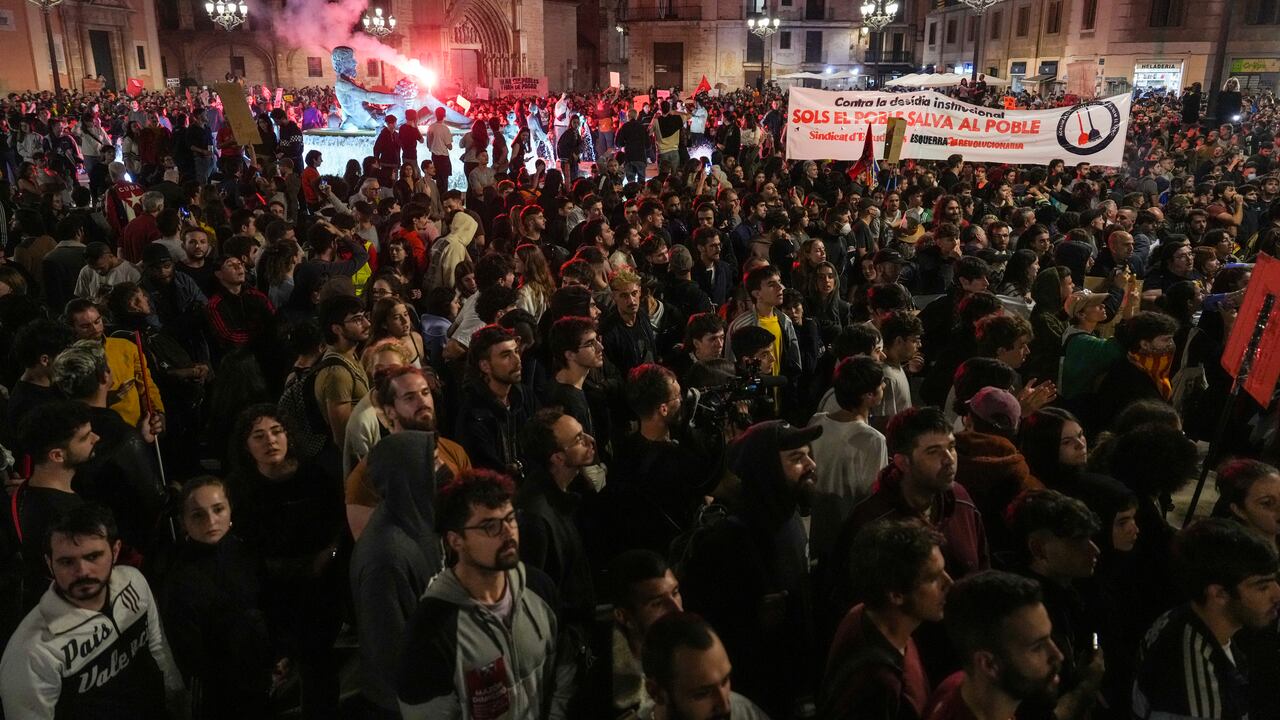 Los manifestantes se reúnen frente al ayuntamiento y se enfrentan a la policía durante una manifestación para exigir la dimisión del presidente regional de Valencia, Carlos Mazón, en Valencia el 9 de noviembre de 2024.