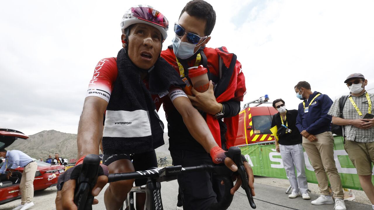 Nairo Quintana siendo asistido por un miembro del Arkéa tras cruzar la meta en el Col de Granon