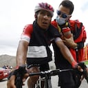 Nairo Quintana siendo asistido por un miembro del Arkéa tras cruzar la meta en el Col de Granon