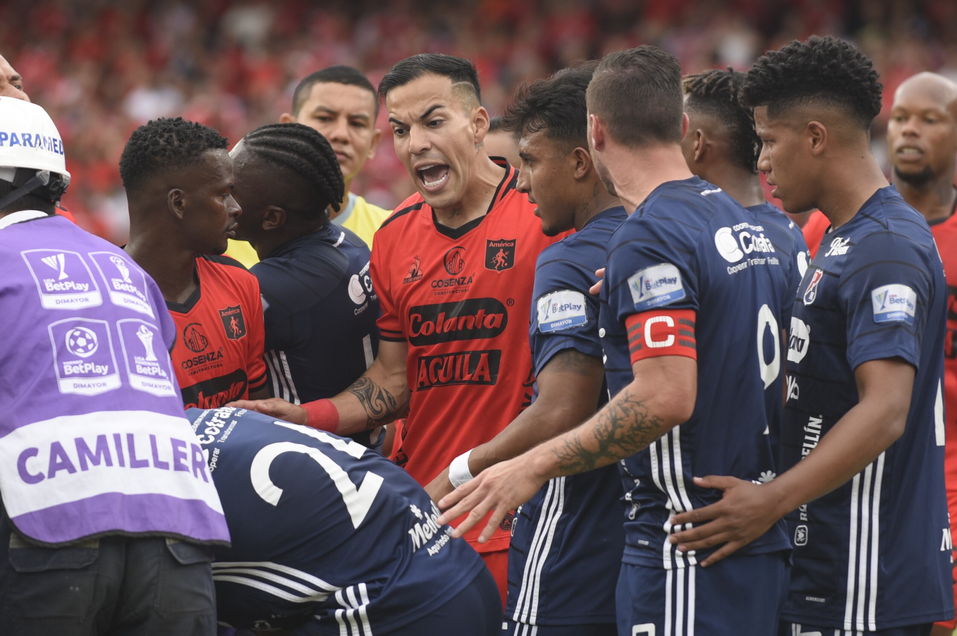 América vs Medellín: Facundo Suárez discutiendo tras la jugada del penal a favor del Medellín