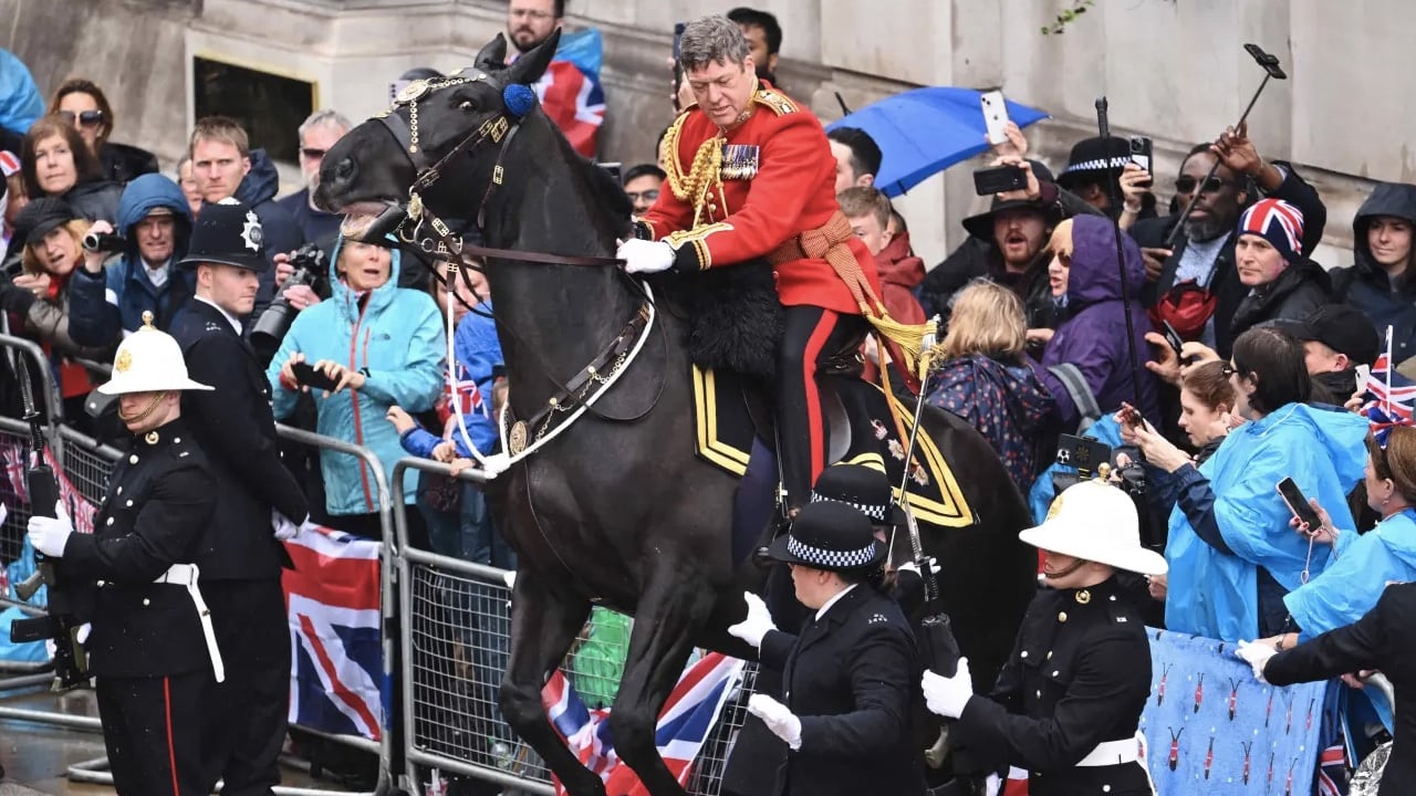 El caballo perdió el control y causó pánico entre los espectadores.