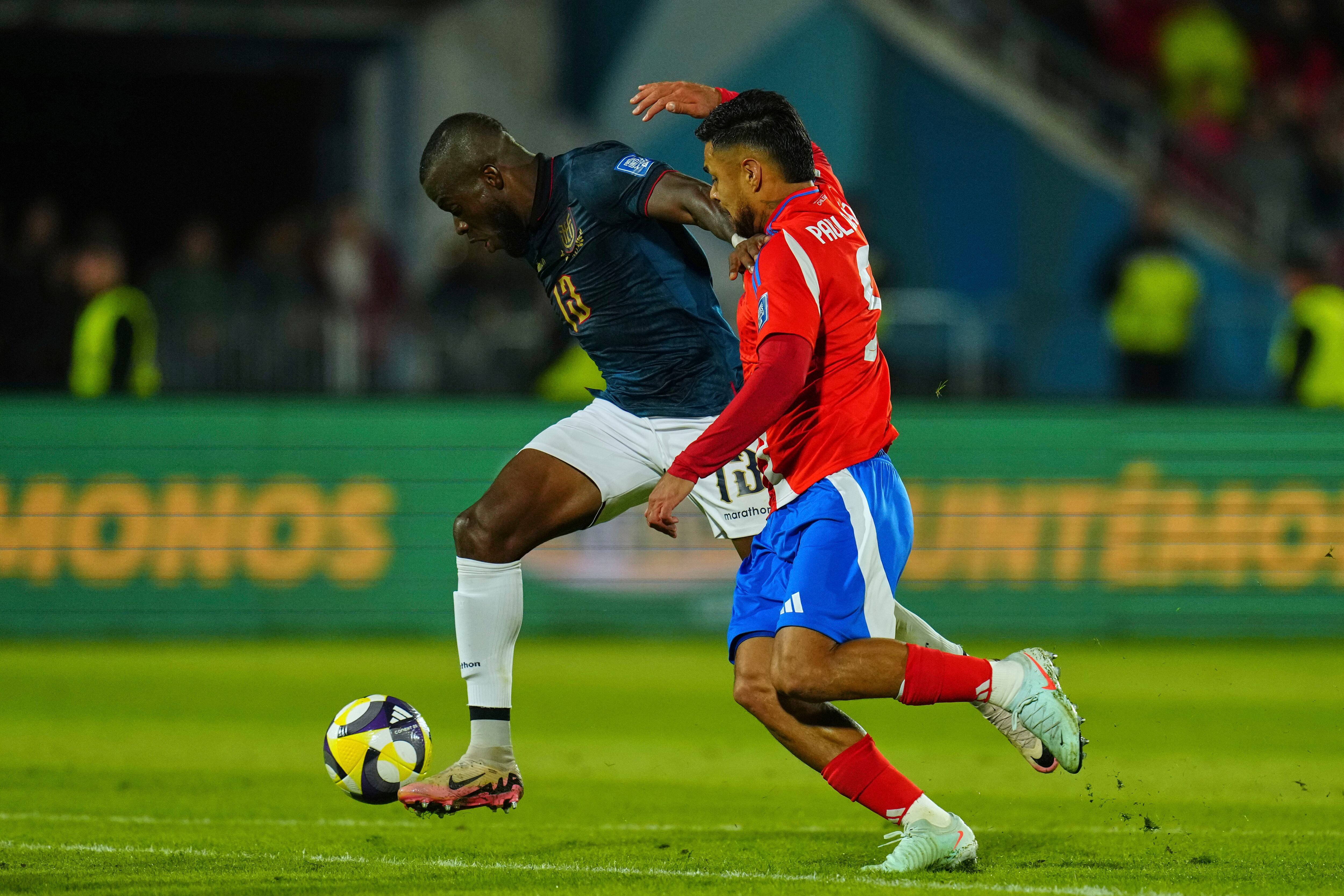 Enner Valencia intentó romper el cerrojo chileno, y aunque no pudo, él y sus compañeros sumaron un empate de oro.