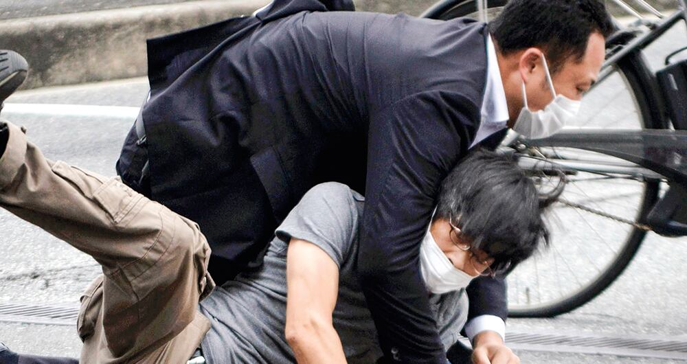 Momento en que detienen a Tetsuya Yamagami, autor del atentado contra Abe.