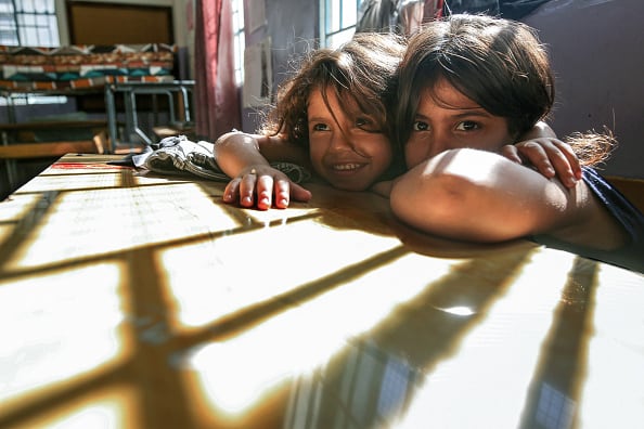 La deserción escolar "expone a los niños a la violencia, a la pobreza" y aumenta los riesgos de matrimonio precoz de las niñas, advierte Atif Rafique, responsable de educación de Unicef en Líbano.