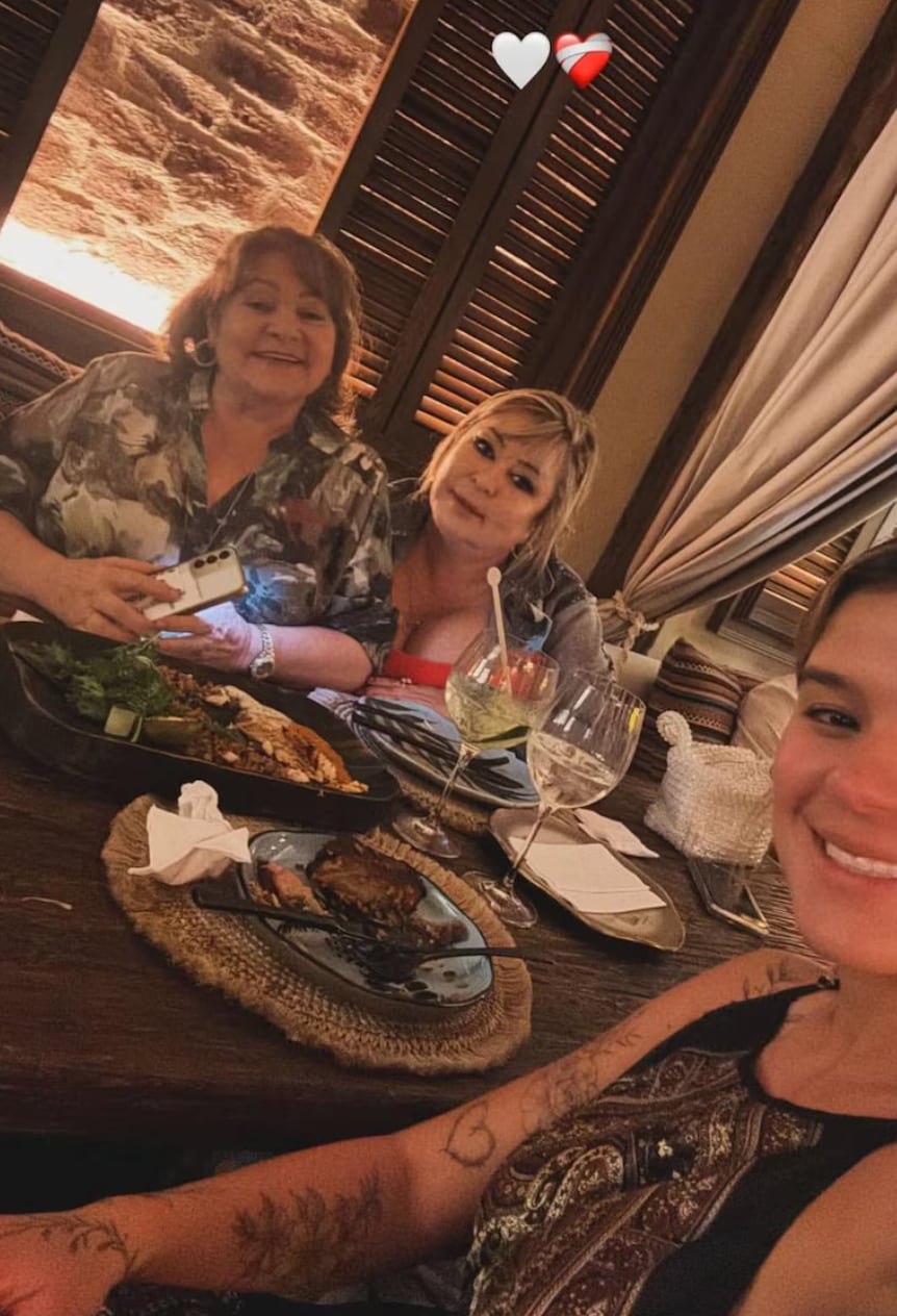 Hermanas de Karol G lamentaron la muerte de su tía Teresa.