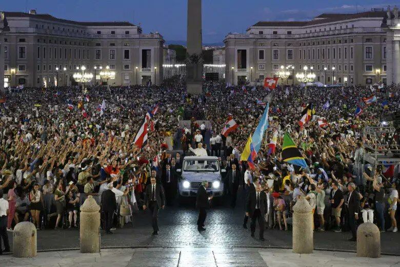 l papa León XIV celebró su cumpleaños 70 con artistas y fieles en la Plaza de San Pedro.