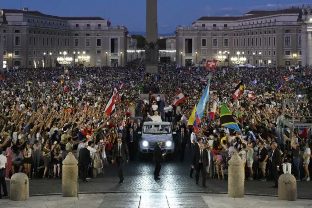 l papa León XIV celebró su cumpleaños 70 con artistas y fieles en la Plaza de San Pedro.