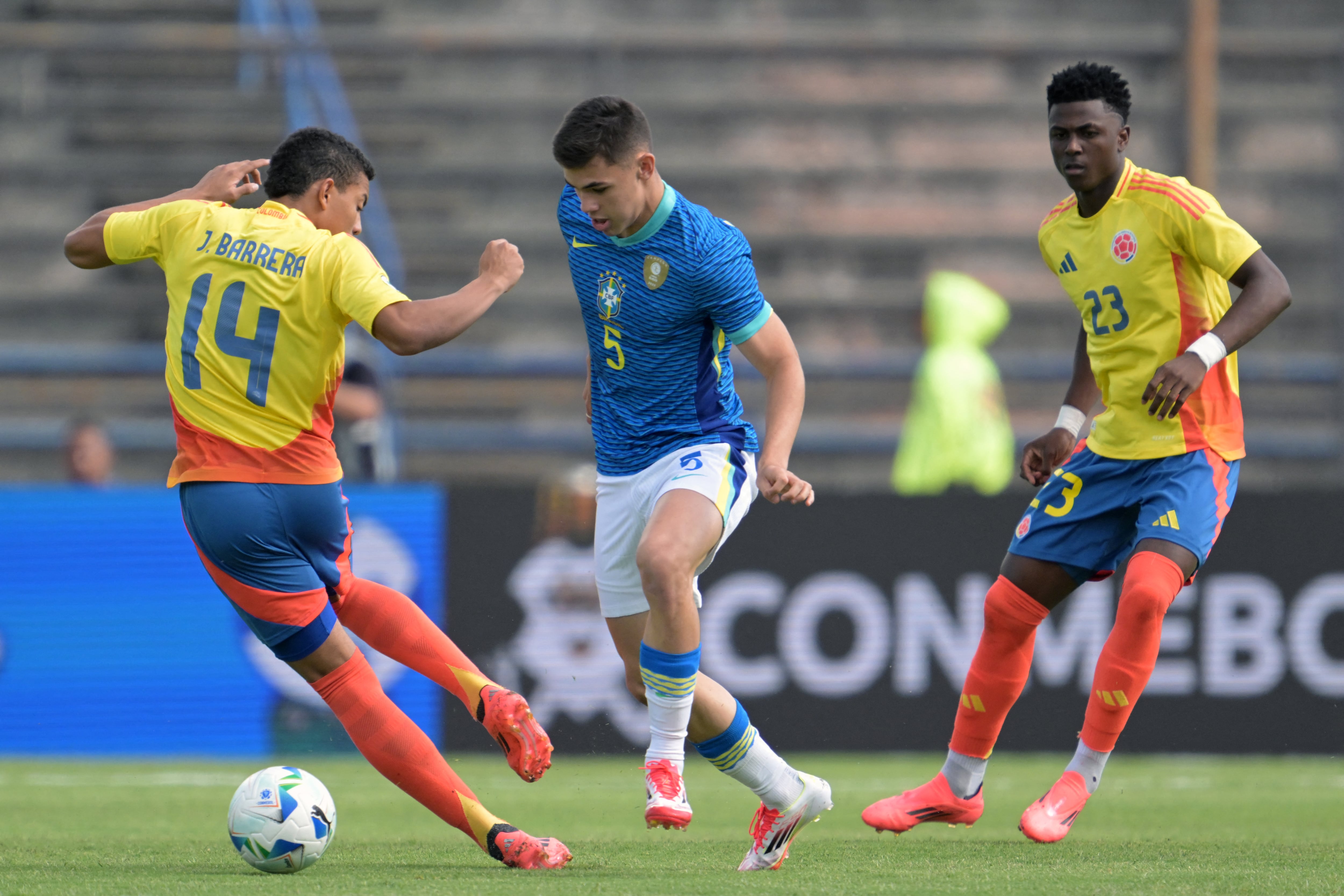 Colombia's midfielder #14 Jordan Barrera and Brazil's midfielder #05 Gabriel Moscardo fight for the ball during the 2025 South American U-20 football championship final round match between Colombia and Brazil at the UCV Olympic Stadium in Caracas on February 7, 2025. (Photo by JUAN BARRETO / AFP)