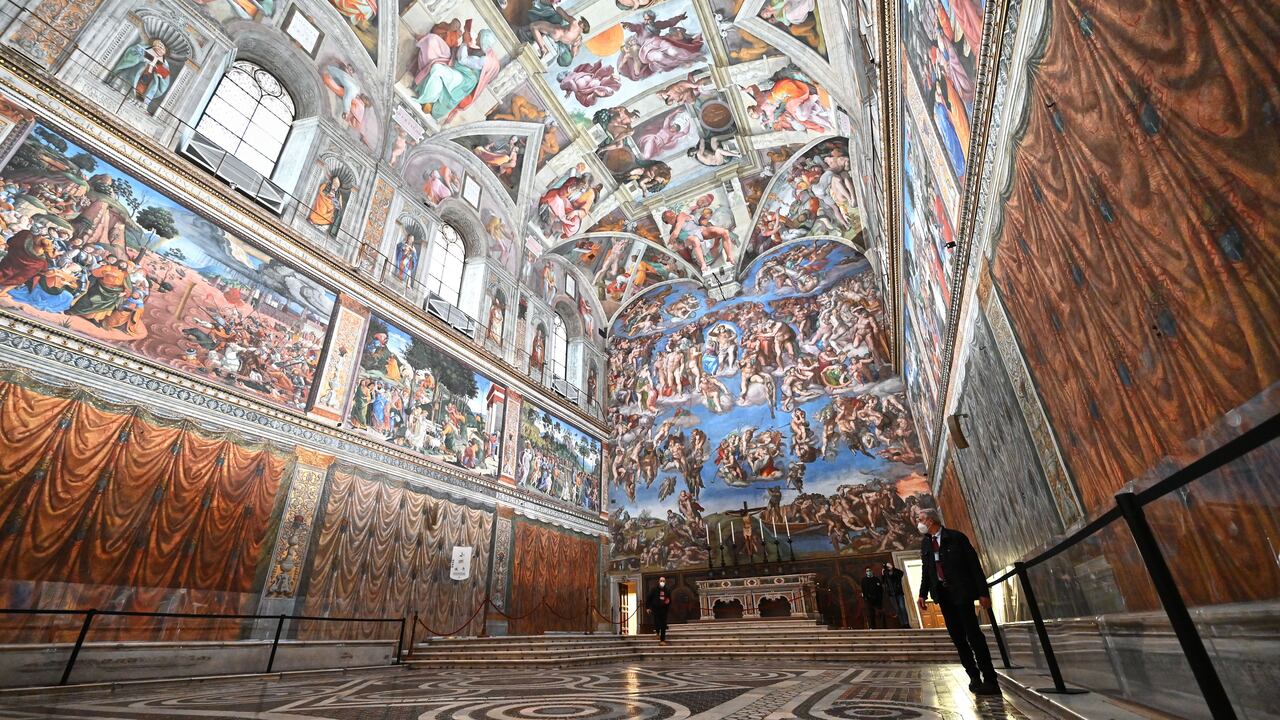 Un hombre visita la Capilla Sixtina el día de la reapertura de los Museos Vaticanos, el 1 de febrero de 2021, en la Ciudad del Vaticano (Foto de Andreas SOLARO / AFP)