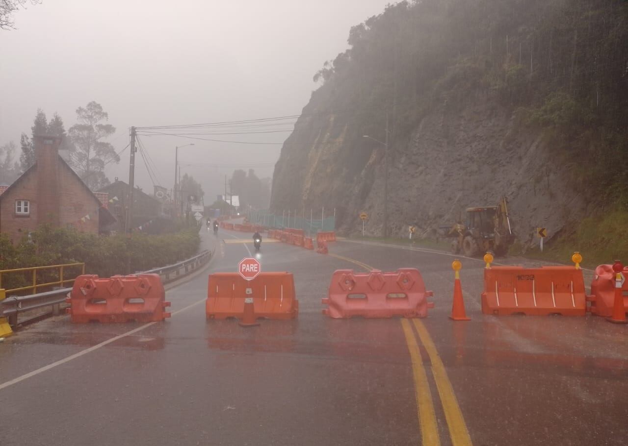 Vía Bogotá-La Calera cerrada nuevamente por fuertes lluvias.