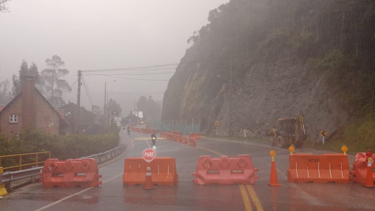 Vía Bogotá-La Calera cerrada nuevamente por fuertes lluvias.